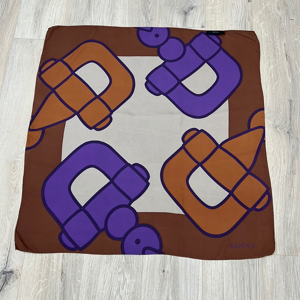 GUCCI SILK SCARF. 100%AUTHENTIC. USED. IN GOOD CONDITION.